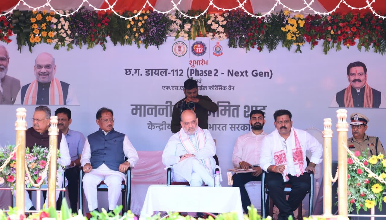 रायपुर : छत्तीसगढ़ में सुरक्षा व्यवस्था को तकनीकी मजबूती : केंद्रीय गृह एवं सहकारिता मंत्री अमित शाह ने ‘अत्याधुनिक डायल 112’ और फॉरेंसिक मोबाइल वैन को दिखाई हरी झंडी