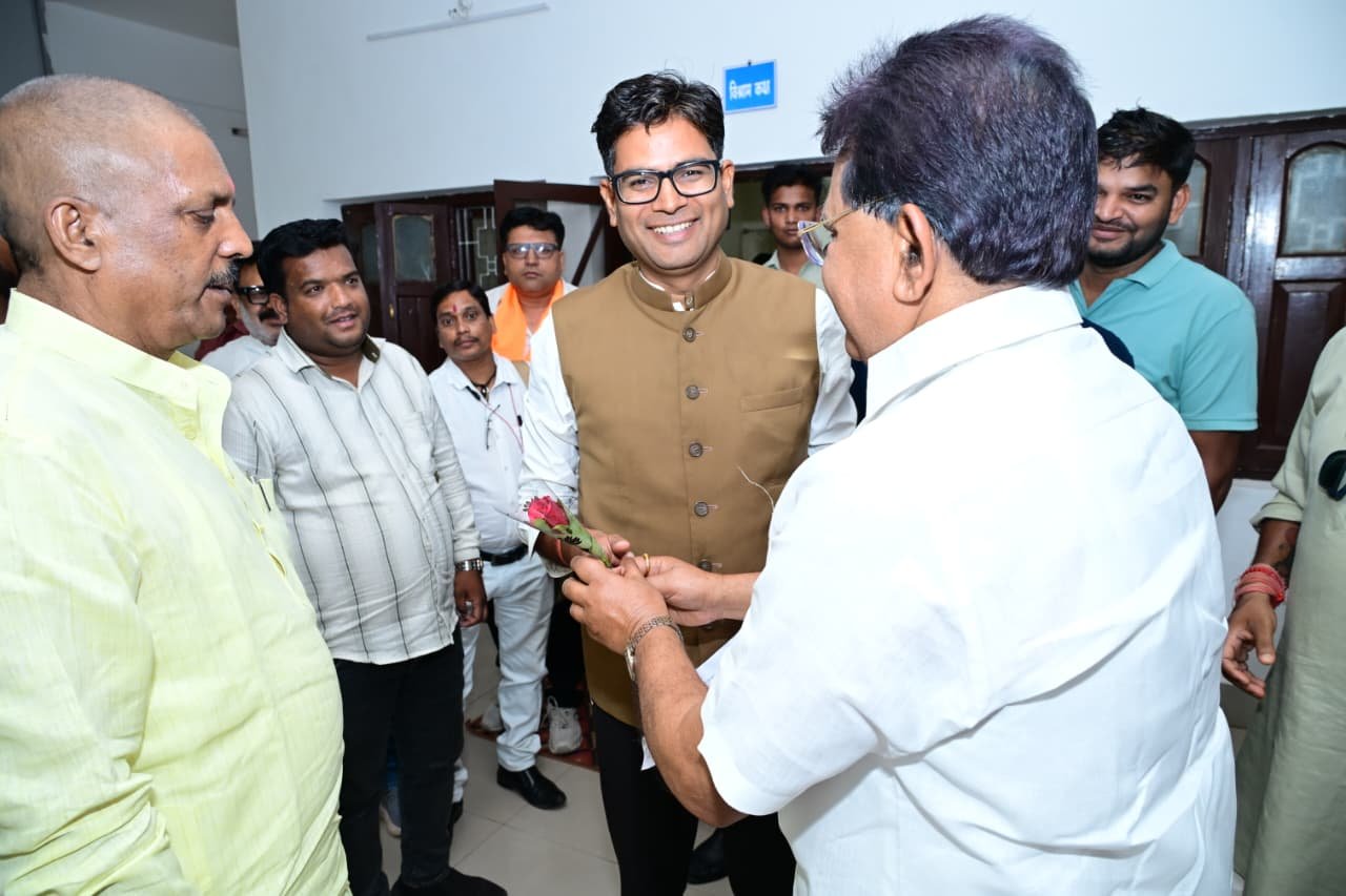 रायपुर : जशपुर सर्किट हाउस में वित्त मंत्री ओपी चौधरी से जनप्रतिनिधियों और क्षेत्रवासियों ने की आत्मीय मुलाकात