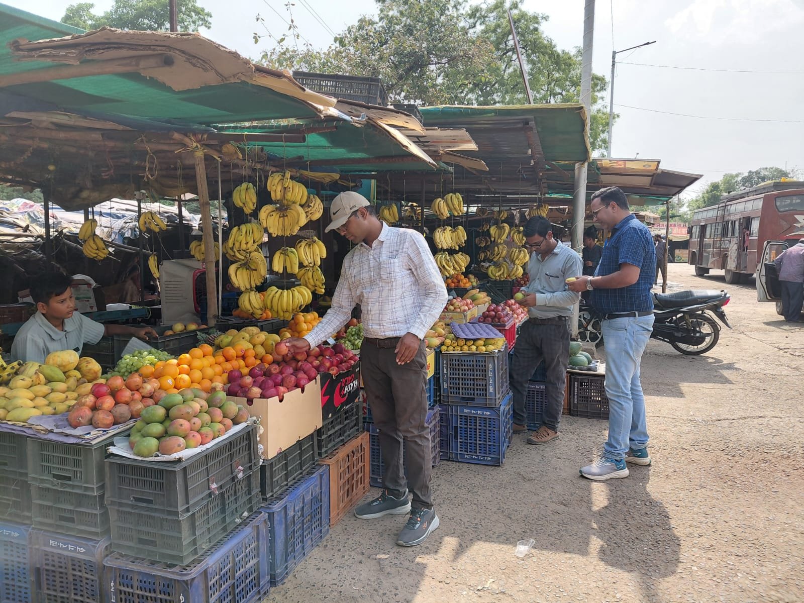 खाद्य एवं औषधि प्रशासन की टीम ने की फलों की जांच