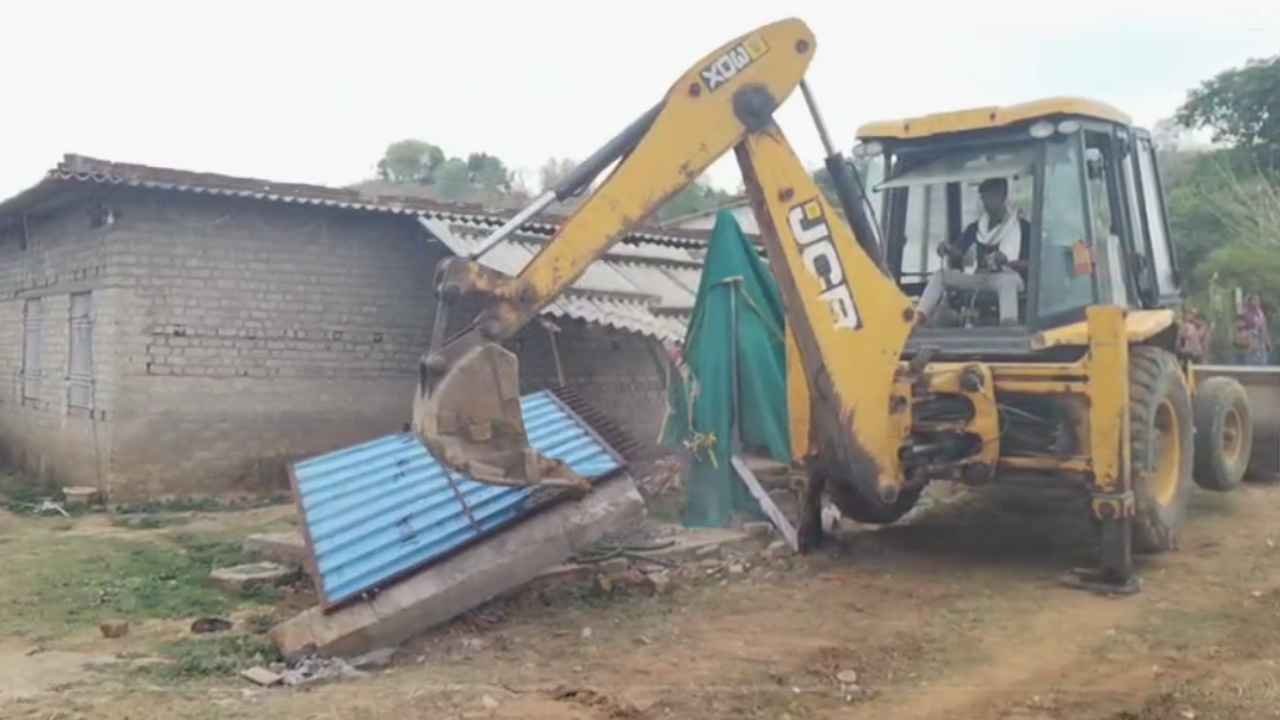 Ambikapur News: अंबिकापुर में चला बुलडोजर, वन भूमि पर बने 157 मकानों पर प्रशासन की बड़ी कार्रवाई