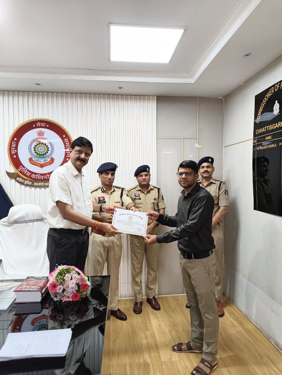 साहस और सजगता का सम्मान – चाकू से हमला कर लूट करने वाले आरोपी को पकड़ने में सहयोग करने वाले आम नागरिक आकाश शुक्ला को किया गया सम्मानित