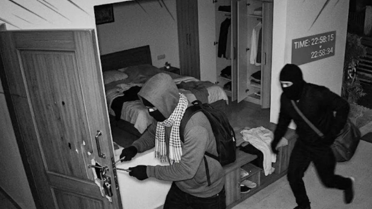 7 मिनट में 72 लाख की चोरी, CCTV में कैद हुई पूरी वारदात