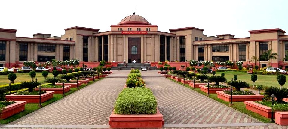 तीन महीने का वेतन रुका तो शिक्षक पहुंचे हाई कोर्ट, बिलासपुर डीईओ और प्रिंसिपल को जारी हुआ नोटिस