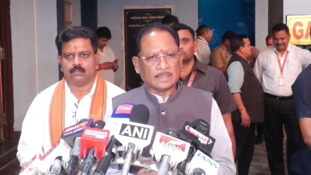 रायपुर पहुंचे मुख्यमंत्री विष्णुदेव साय, बोले- केंद्र और राज्यों के सहयोग से बस्तर में विकास को मिलेगी नई रफ्तार