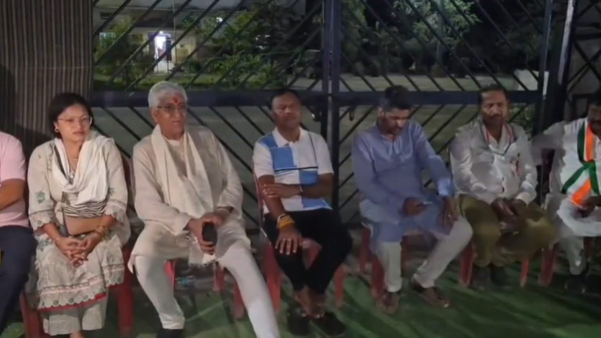 सूरजपुर में गरमाई सियासत! आर्म्स एक्ट केस को लेकर थाने के बाहर कांग्रेस का बड़ा प्रदर्शन, दीपक बैज 16 घंटे से धरने पर
