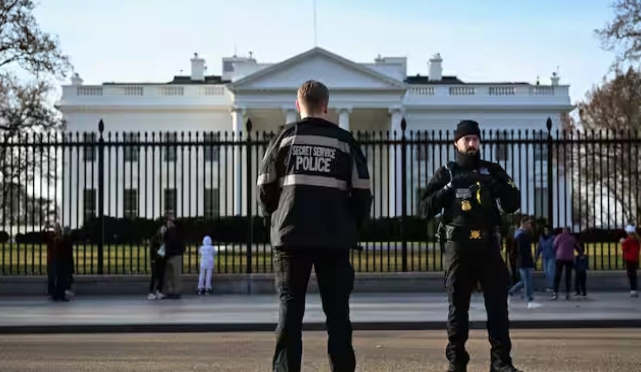 White House Firing: व्हाइट हाउस के बाहर चली ताबड़तोड़ गोलियां, ट्रंप अंदर मौजूद थे, सुरक्षाबलों ने हमलावर को मार गिराया