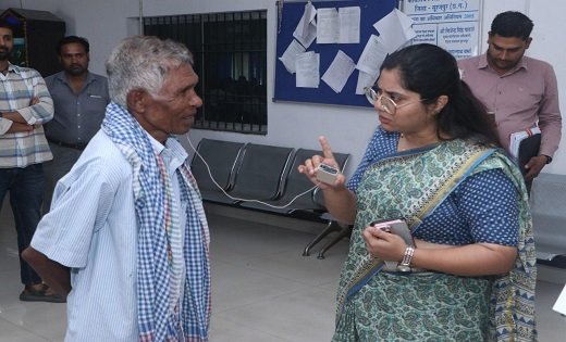 रायपुर : सुशासन तिहार बना बुजुर्गों का सहारा, 74 वर्षीय कोटवार को मिला श्रवण यंत्र
