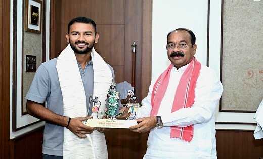 रायपुर : उप मुख्यमंत्री अरुण साव से क्रिकेटर आयुष पाण्डेय ने की सौजन्य मुलाकात