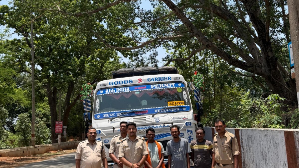 रायपुर : अवैध खनिज परिवहन पर बड़ी कार्रवाई: बिना अभिवहन पास चूना पत्थर गिट्टी से भरे 3 ट्रेलर जब्त
