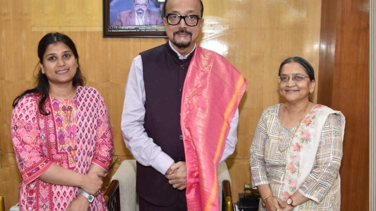 रायपुर : राज्यपाल डेका से सुप्रीम कोर्ट में छत्तीसगढ़ की स्टैंडिंग काउंसिल सुश्री जैन ने की सौजन्य भेंट