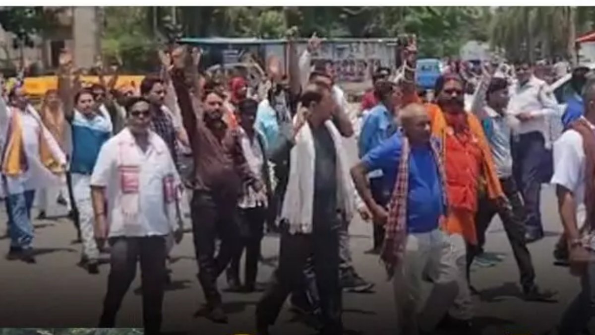 छात्रा से दुष्कर्म मामले पर उबाल, कलेक्टोरेट घेराव कर दोषी शिक्षक के लिए फांसी की मांग