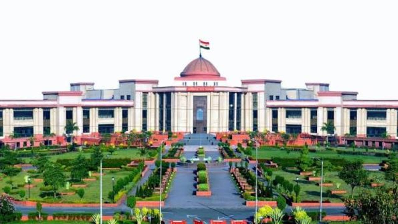 CG High Court: शिक्षक एलबी संवर्ग को बड़ी राहत, पेंशन मामले में राज्य सरकार की रिट अपील खारिज