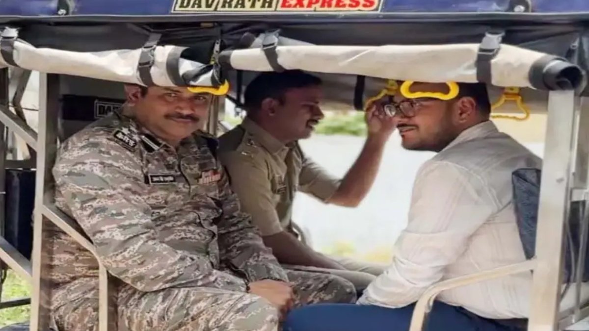 हथियार छोड़ मेहनत को बनाया सहारा, सुकमा के तीन पूर्व नक्सलियों ने ई रिक्शा चलाकर बदली अपनी तकदीर