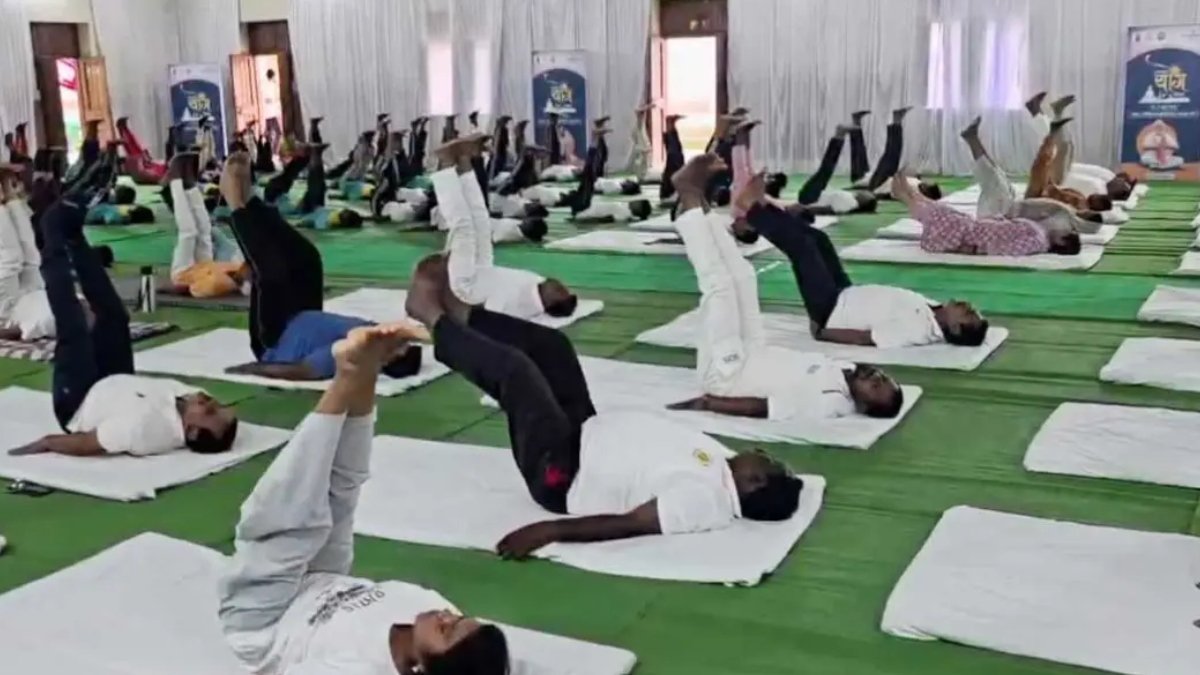 अंतरराष्ट्रीय योग दिवस पर जशपुर में सामूहिक योगाभ्यास, स्वस्थ जीवनशैली अपनाने का दिया संदेश