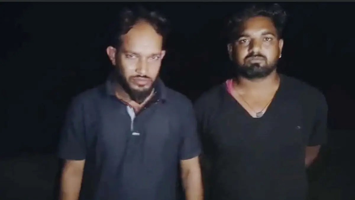शराब दुकान के सेल्समैन के घर मिला संदिग्ध जखीरा…ग्रामीणों की सतर्कता से खुला बड़ा खेल, नकली शराब के शक पर 3 गिरफ्तार