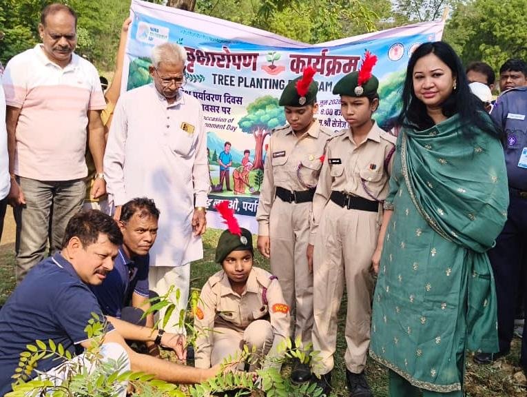 विश्व पर्यावरण दिवस पर सारंगढ़ में किया गया पौधारोपण