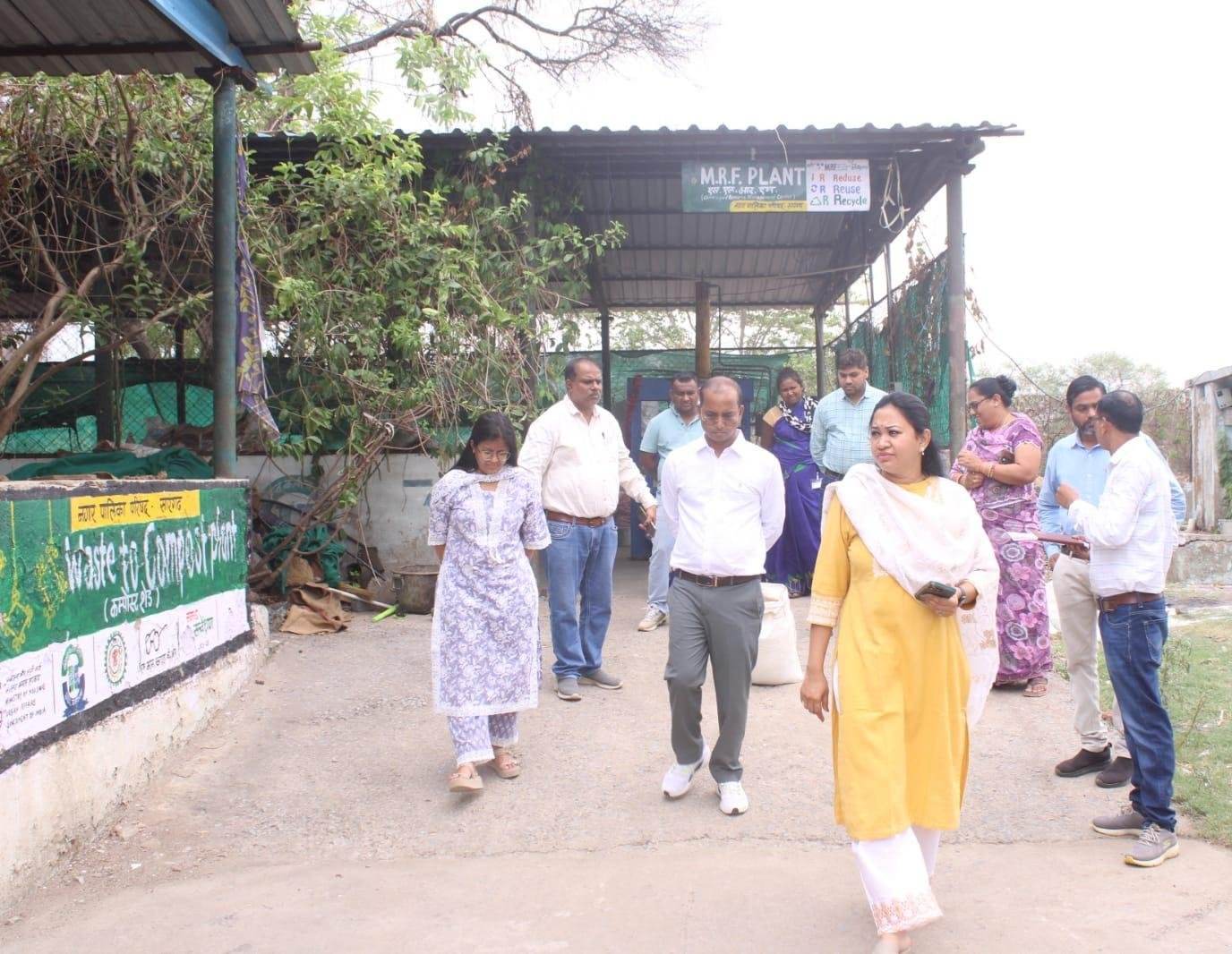 कलेक्टर ने मनरेगा श्रमिकों से ली पंचायत कार्यों और योंजनाओं के लाभ की फीडबैक