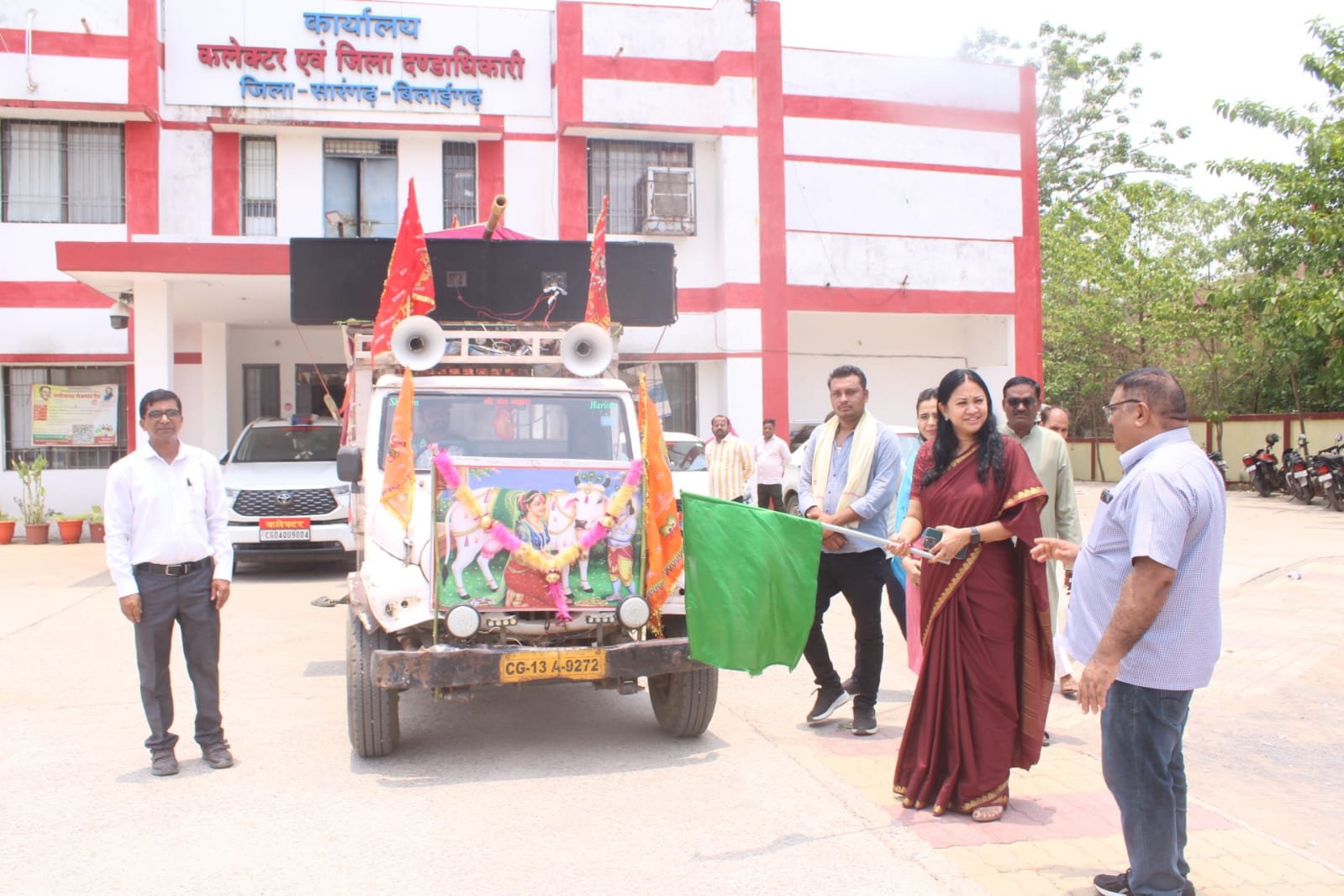 गौ ग्राम जनजागरण वाहन क़ो कलेक्टर ने हरी झंडी दिखाकर किया रवाना