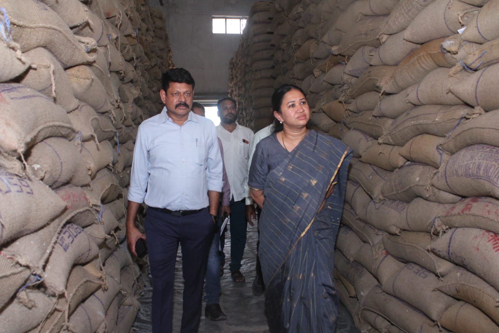 कलेक्टर ने पीडीएस राशन के गोदाम का किया अवलोकन