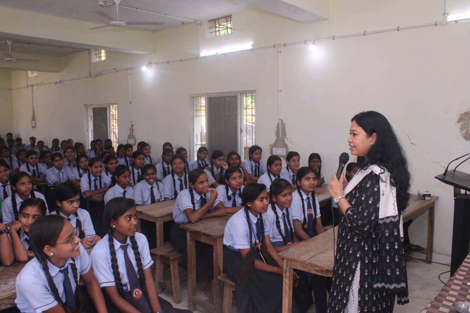 स्मार्ट क्लास पर लापरवाही पड़ी भारी, कलेक्टर ने स्कूल पहुंचते ही लगाई कड़ी फटकार, बच्चों को दिए सफलता के खास मंत्र