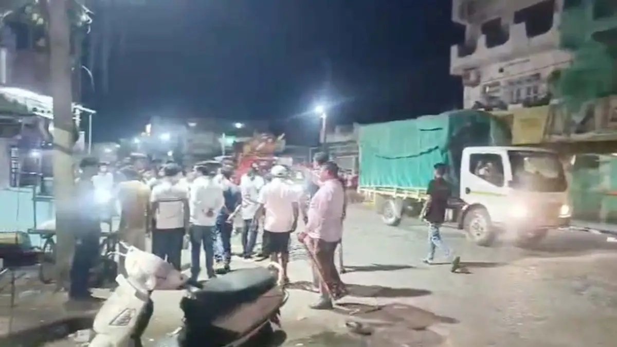 रेत भंडारण के विवाद ने लिया हिंसक मोड़, पेंड्रा के दुर्गा चौक पर दो गुटों में जमकर मारपीट