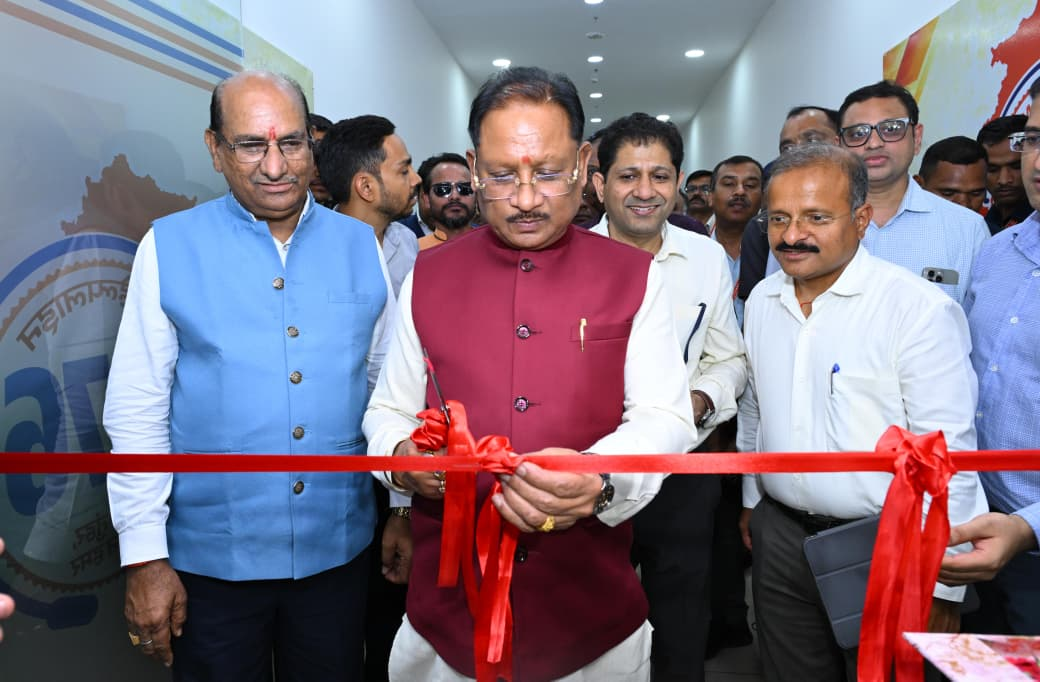 रायपुर : मुख्यमंत्री विष्णुदेव साय ने किया मुख्यमंत्री हेल्पलाइन एवं शिकायत प्रबंधन प्रणाली का अवलोकन