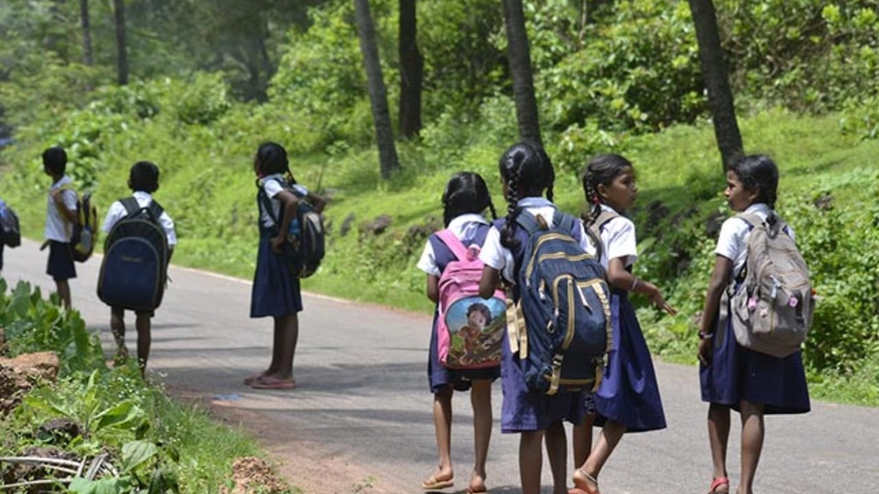 CG News: छत्तीसगढ़ में कब से खुलेंगे स्कूल? इस तारीख तक बढ़ सकती है गर्मी की छुट्टियां, जानें अपडेट