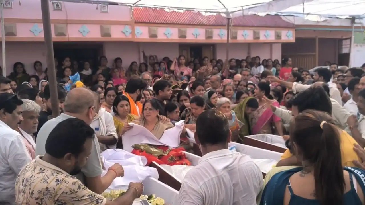हिमाचल हादसे ने उजाड़ दिया पूरा परिवार: गांव में एक साथ जलीं चार चिताएं, नम हो गईं हजारों आंखें