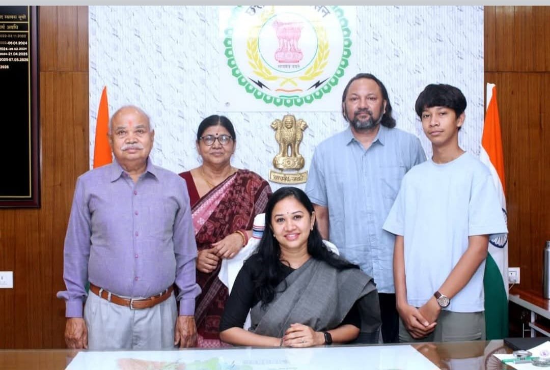 सारंगढ़ कलेक्ट्रेट में भावुक कर देने वाला पल, माता-पिता को सामने देख भावुक हुईं कलेक्टर पद्मिनी भोई साहू