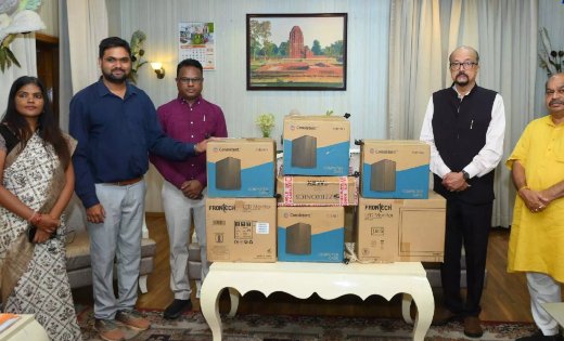 स्वेच्छानुदान मद से सुदूर वनांचल स्थित स्वामी आत्मानंद स्कूल, मांझीगुडा को 10 कंप्यूटर प्रदत्त