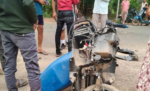 कुछ ही पलों में उजड़ गया हंसता-खेलता परिवार, सड़क पर मची चीख-पुकार ने दहला दिया हर किसी का दिल
