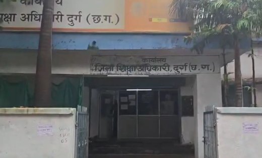 बारिश में बच्चों और अभिभावकों का गुस्सा सड़कों पर क्यों उतरा…एक सरकारी स्कूल से उठे आरोपों ने मचा दी हलचल