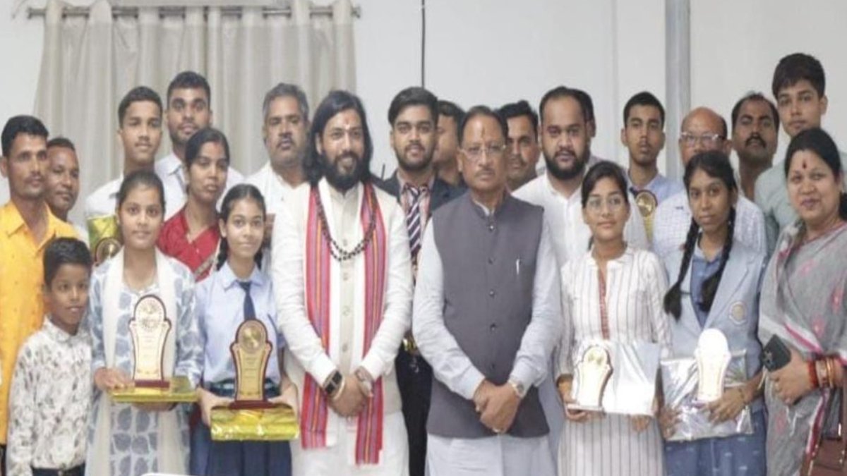 सक्ती में मेधावी छात्रों का सम्मान, मुख्यमंत्री विष्णुदेव साय बोले- बड़े सपने और मेहनत दिलाते हैं सफलता