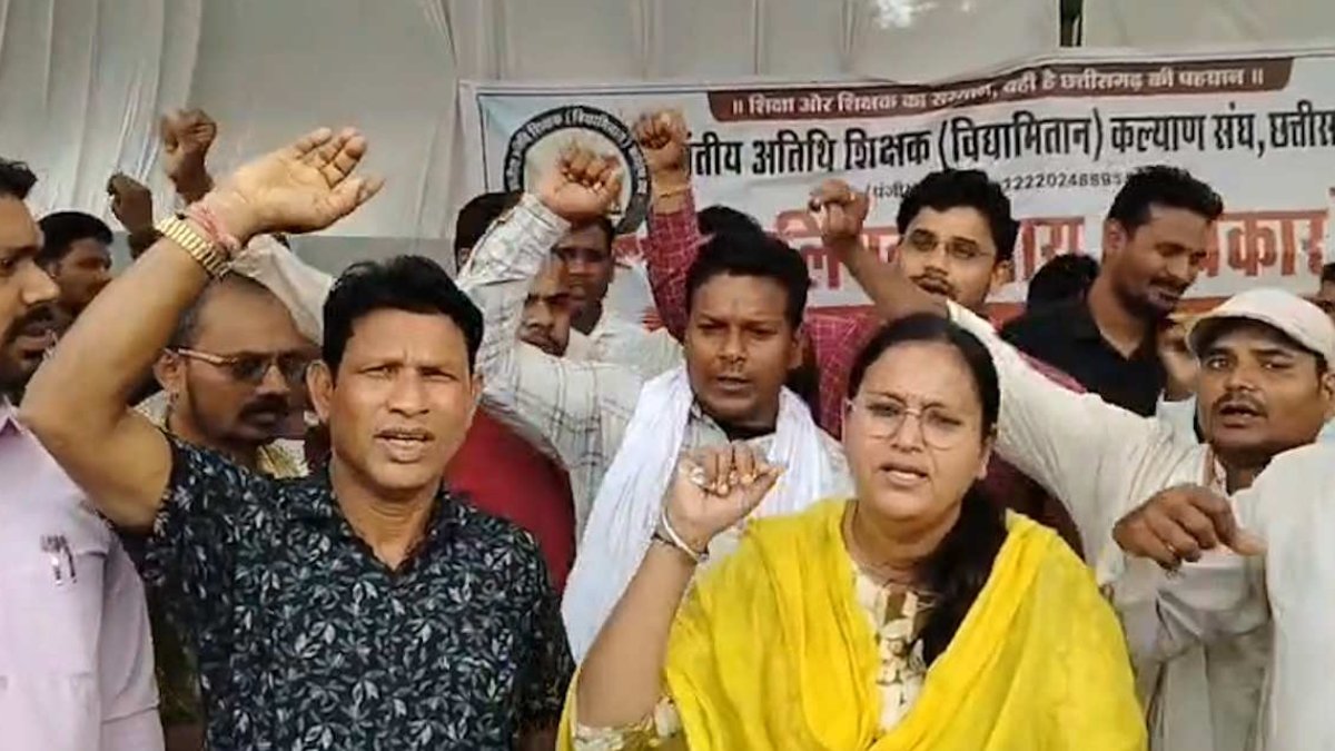संविलियन की मांग पर अतिथि शिक्षक अनिश्चितकालीन हड़ताल पर, स्कूलों में पढ़ाई प्रभावित होने के आसार