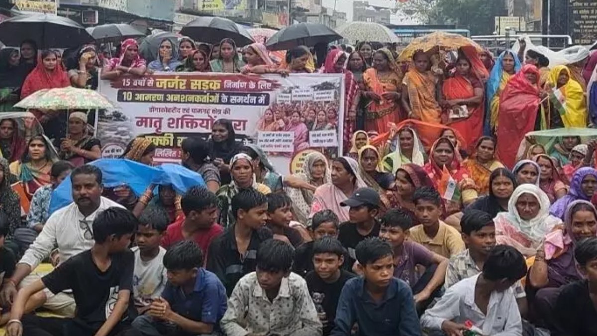 जर्जर सड़क से नाराज ग्रामीणों का चक्काजाम, पामगढ़ बंद का मिला समर्थन, कई घंटे थमा यातायात