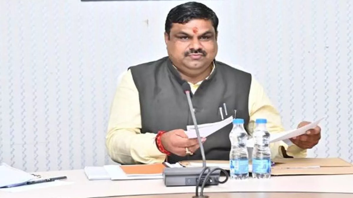 बस्तर की शिक्षा व्यवस्था में होगा बड़ा बदलाव! मंत्री गजेंद्र यादव ने दिए सख्त निर्देश, बंद स्कूलों से लेकर शिक्षकों की उपस्थिति तक तय हुआ एक्शन प्लान
