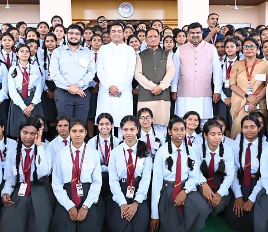रायपुर : लोकतंत्र की पाठशाला बना विधानसभा परिसर: शकुंतला विद्यालय के विद्यार्थियों ने सदन की कार्यवाही का किया अवलोकन