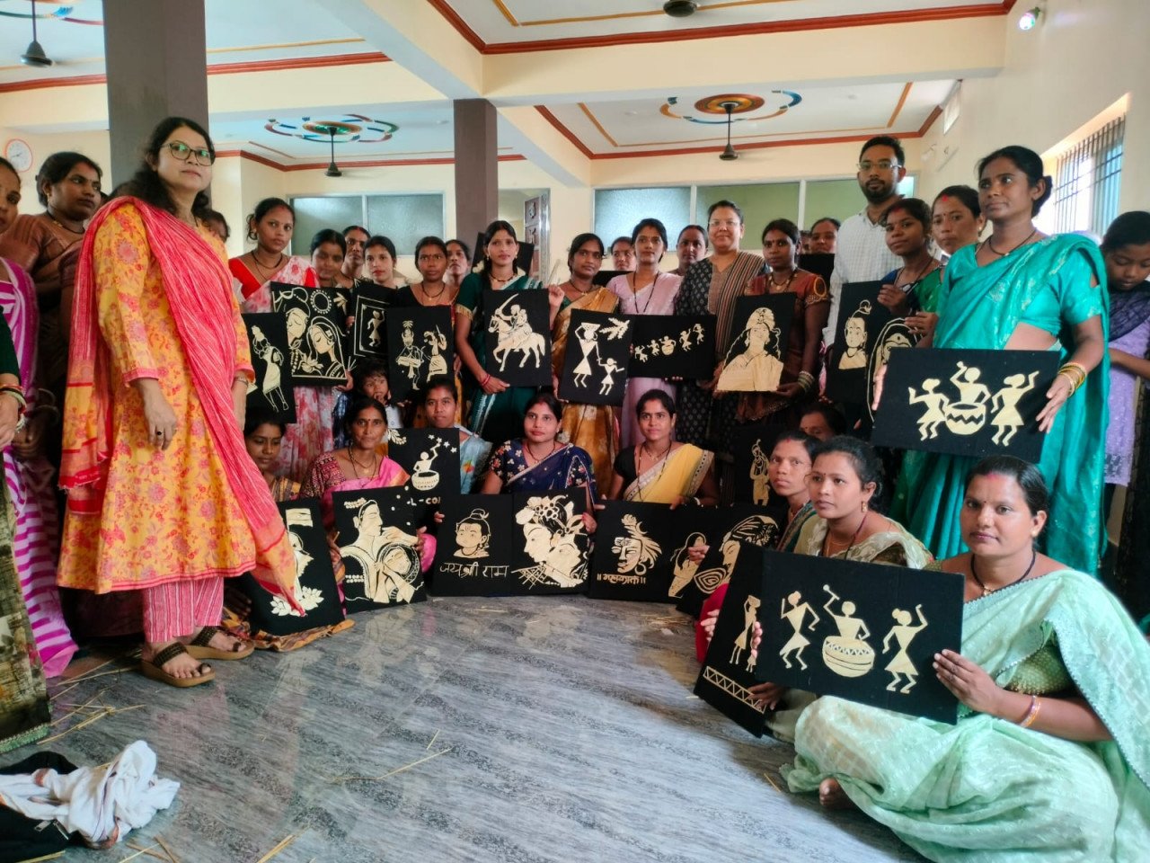 रायपुर : आत्मनिर्भरता की ओर बढ़ते कदम : बलौदाबाजार में समूह की 40 महिलाओं को मिला धान और पैरा आर्ट का प्रशिक्षण