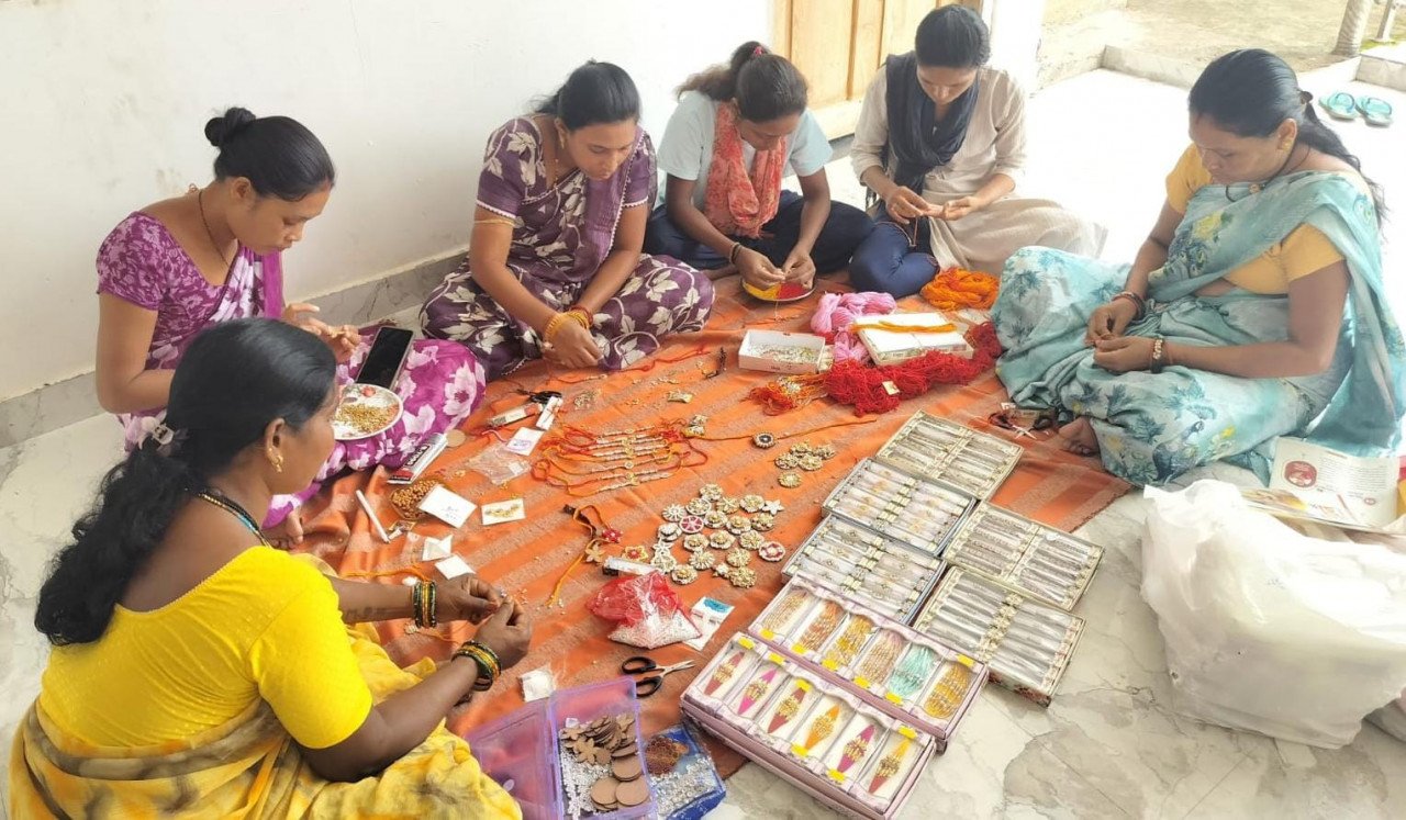 रायपुर : पर्यावरण संरक्षण की अनोखी पहल : सारंगढ़-बिलाईगढ़ में बिहान दीदियों की बीज राखी बिखेरेगी हरियाली