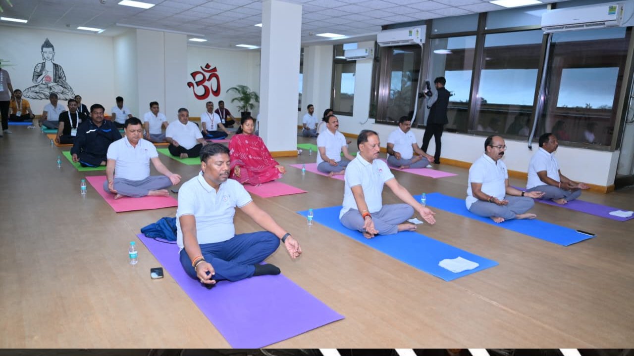 Chintan Shivir 3.0: योग से हुई नई शुरुआत, मुख्यमंत्री विष्णु देव साय ने दिया स्वस्थ और संतुलित जीवन का संदेश