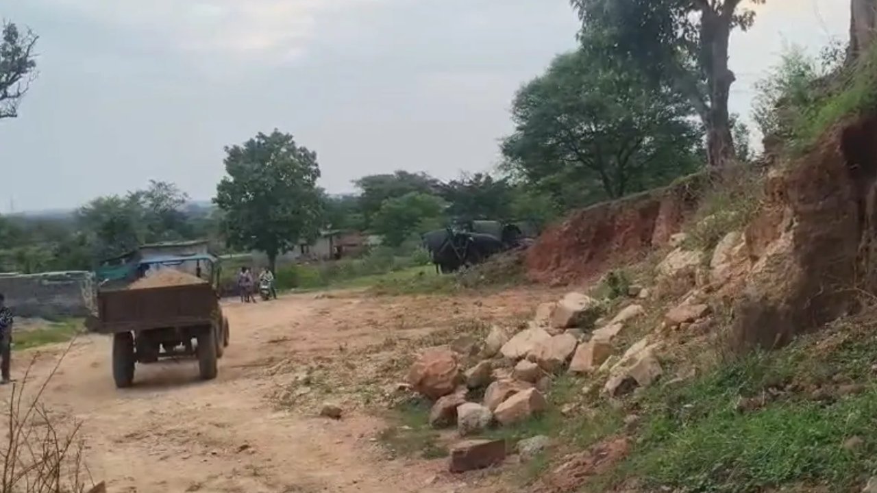 अंबिकापुर में पहाड़ों पर माफिया की नजर! जेसीबी से हो रही कटाई, वन अधिकार पट्टाधारकों को झांसा देकर बेचे जा रहे मुरम-पत्थर