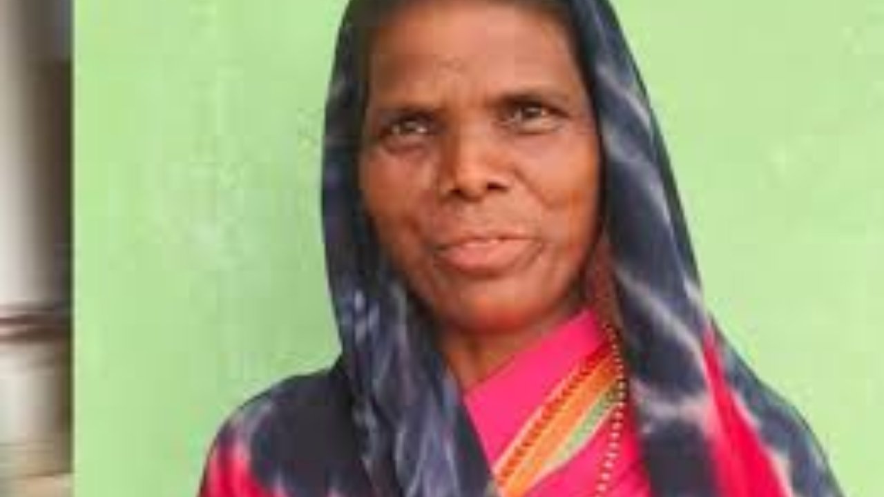 साय सरकार के जनकल्याणकारी योजनाओं का धरातल पर असर; पीएम जनमन आवास और महतारी वंदन योजना से आदिवासी परिवार को मिला सुरक्षित घर