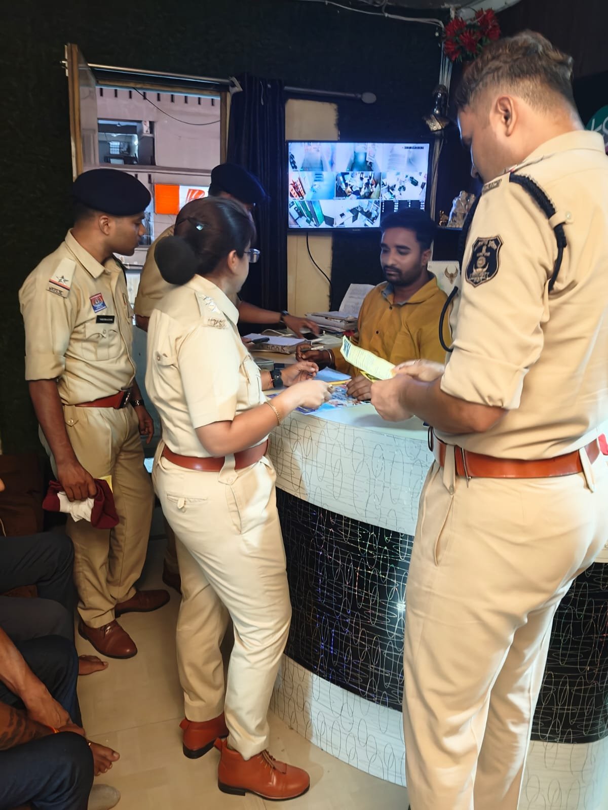 पश्चिम क्षेत्र में स्पा सेंटरों पर पुलिस की आकस्मिक चेकिंग