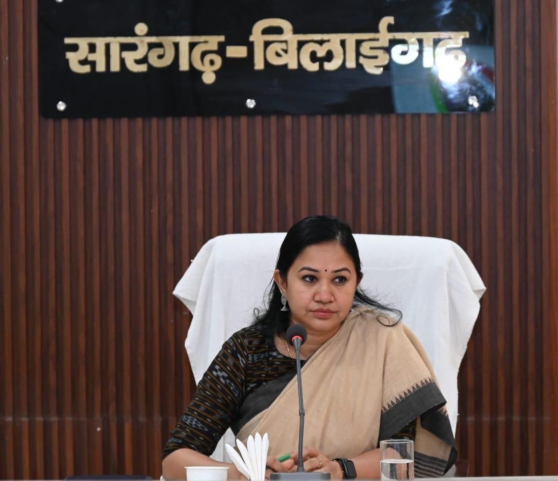 8 तहसीलदारों क़ो कलेक्टर ने थमाया नोटिस
