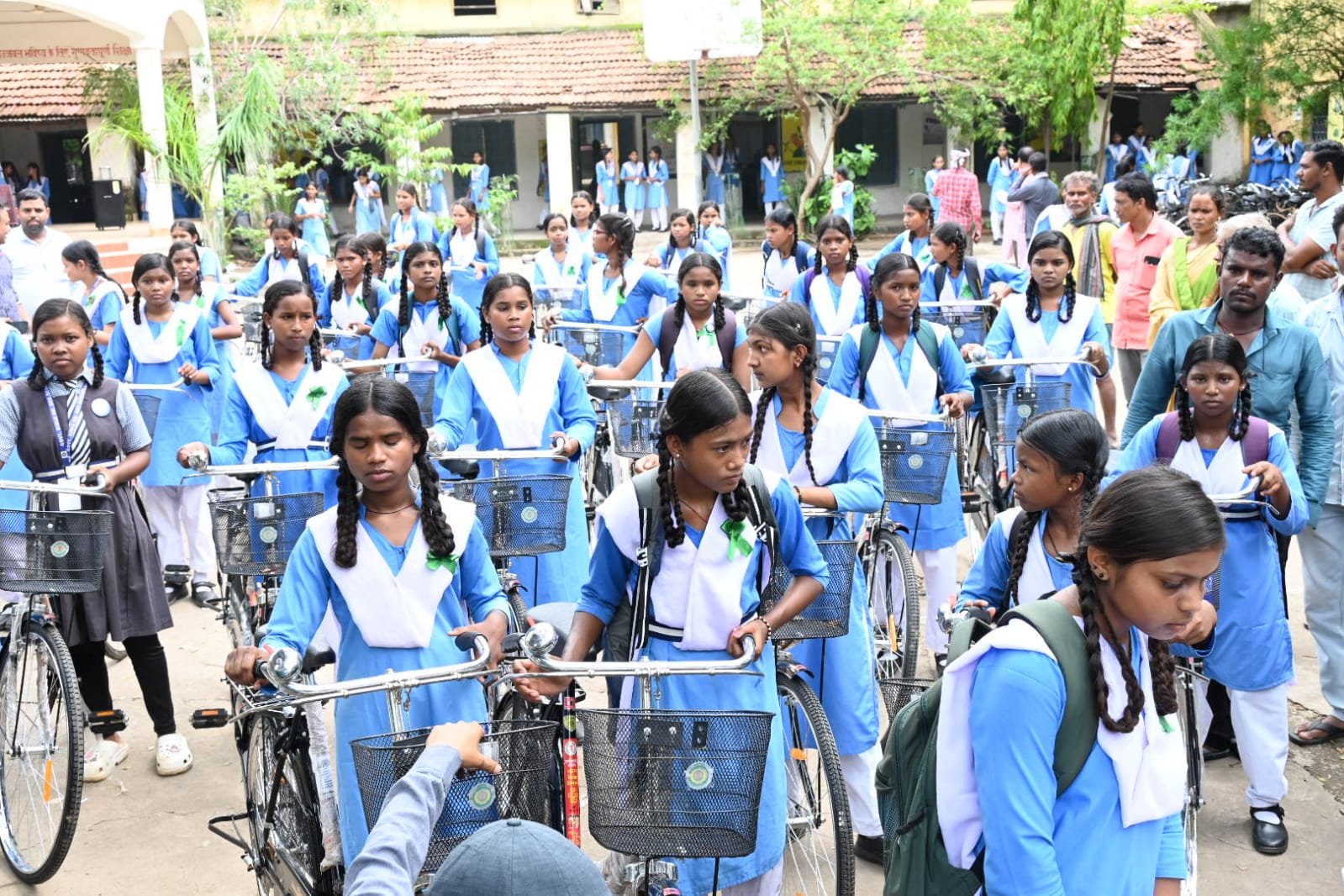 सरस्वती सायकल योजना से मिला निशुल्क सायकल : छोटी यादव जैसे अनेक छात्राओं क़ो अब नहीं जाने पड़ेगा पैदल स्कूल