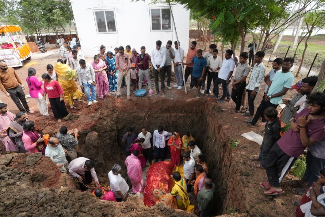 वर्ल्ड रिकॉर्डधारी कामधेनु माता ‘सौम्या’ पंचतत्व में विलीन, खैरागढ़ में श्रद्धा के साथ दी गई समाधि