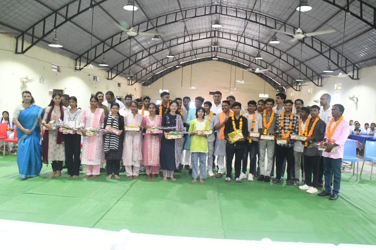 छू लो आसमान के सफल विद्यार्थियों का वन मंत्री केदार कश्यप ने किया सम्मान