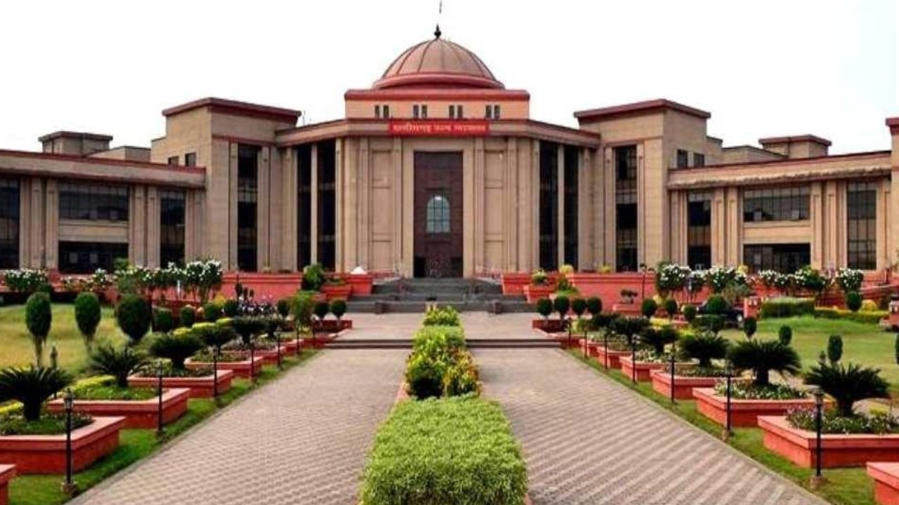 डॉक्टर को बड़ी राहत: हाईकोर्ट ने जिला बदर का आदेश किया रद्द, कहा बिना निष्पक्ष सुनवाई नहीं छीने जा सकते मौलिक अधिकार