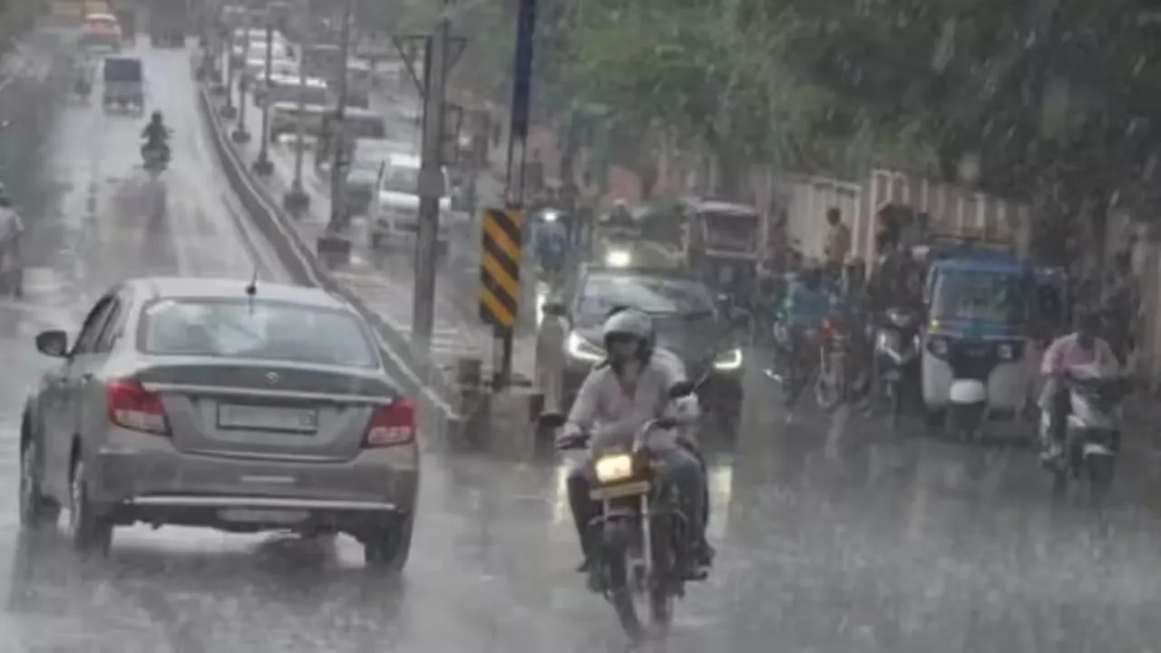 CG Weather Update: छत्तीसगढ़ में बारिश का तगड़ा दौर जारी, कई जिलों के लिए रेड अलर्ट, अगले 48 घंटे रहेंगे बेहद अहम