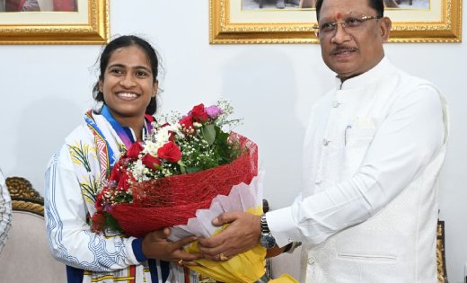 रायपुर : राष्ट्रमंडल खेलों की रजत पदक विजेता ज्ञानेश्वरी यादव का मुख्यमंत्री निवास में भव्य स्वागत
